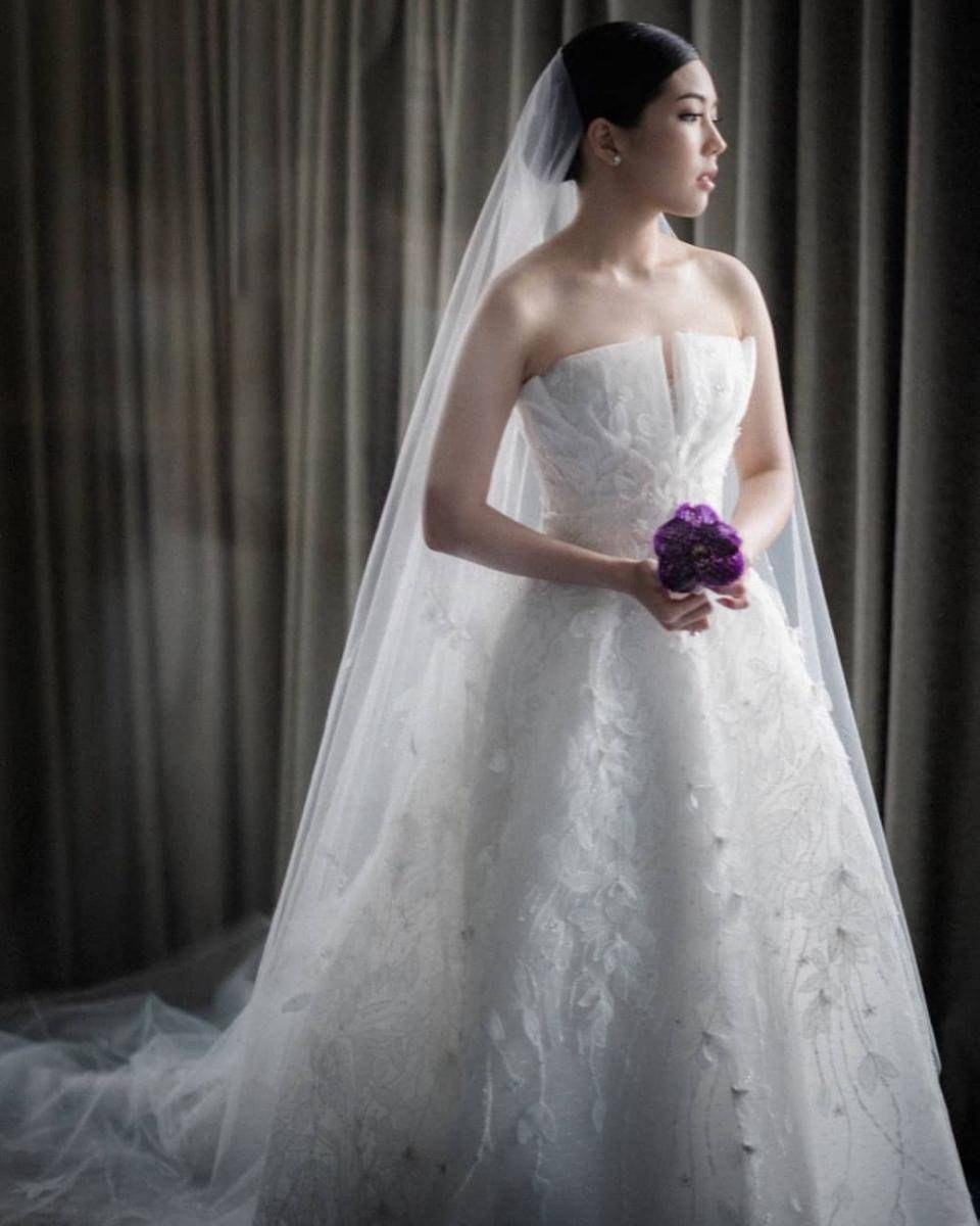 inspirasi wedding dress ala Adrian Gan (@reynardkarmanphoto via instagram.com/adrianganworld)