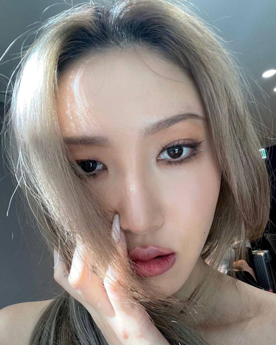 make up bold Hwasa (instagram.com/_mariahwasa)