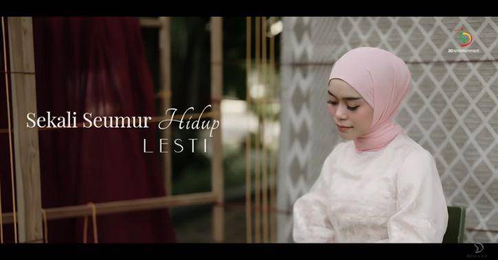 screenshot music video lagu 'Sekali Seumur Hidup' dari Lesty Kejora (YouTube.com/3D Entertainment)