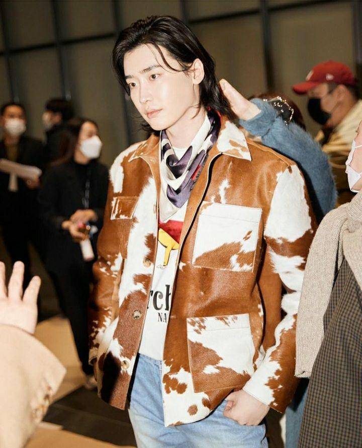ootd Lee Jong Suk (instagram.com/jongsuk0206)