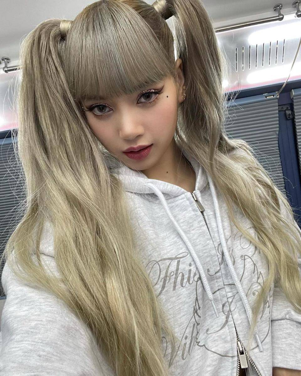 make up bold Lisa BLACKPINK (instagram.com/lalalalisa_m)