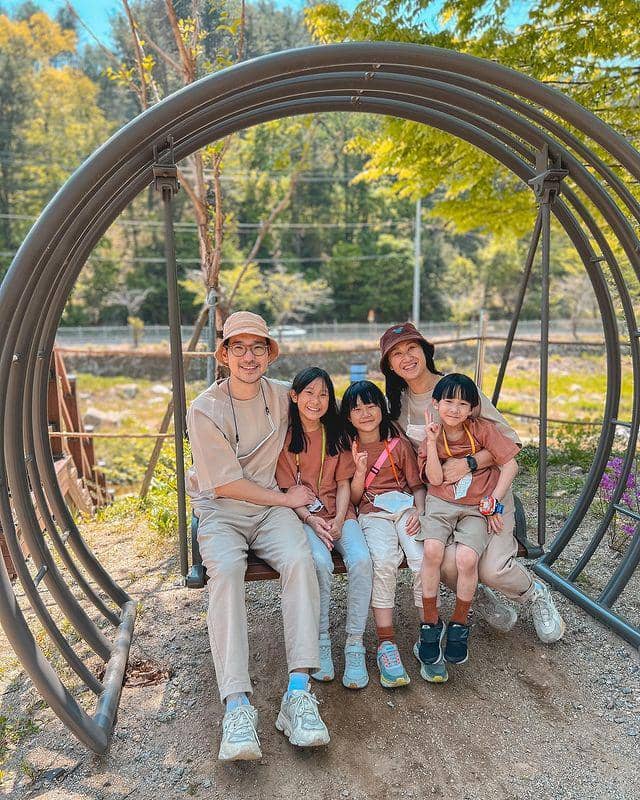 10 Seleb Melahirkan Anak di Luar Negeri Lebih dari Sekali