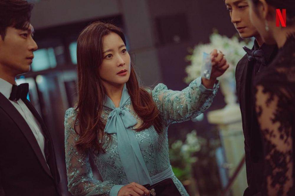 Kim Hee Sun di Remarriage and Desires (instagram.com/netflixkr)