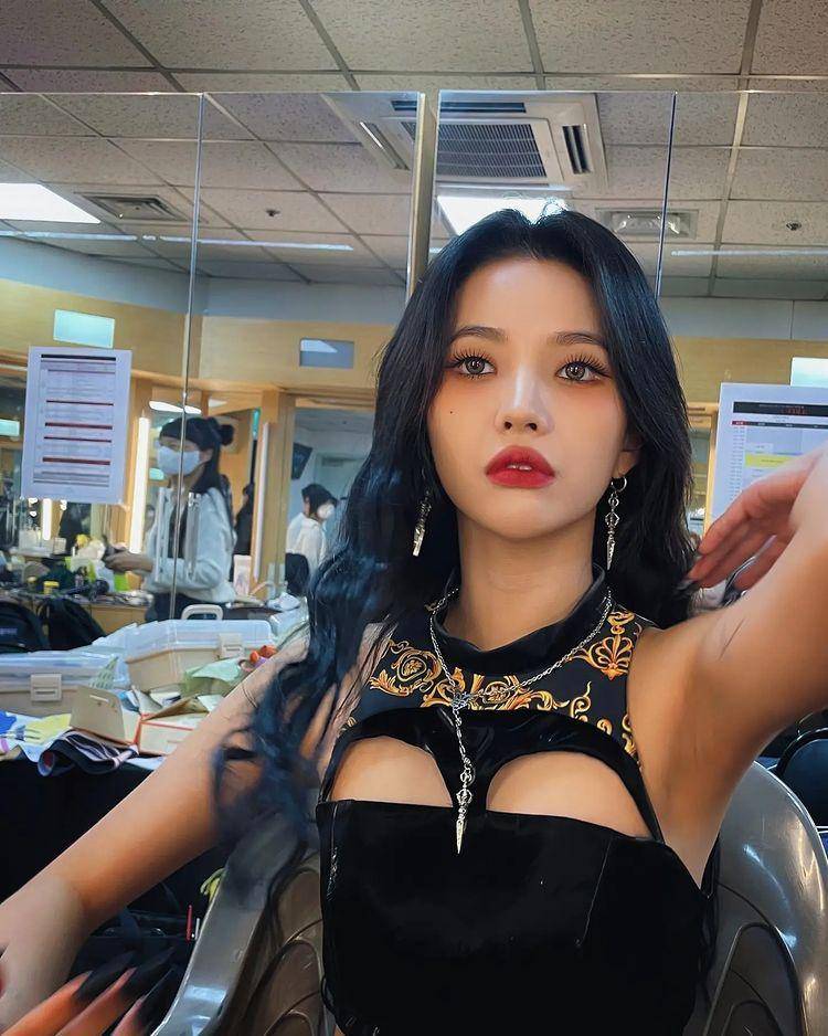 make up bold Soyeon (G)I-DLE (instagram.com/tiny.pretty.j)