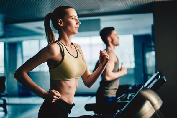 ilustrasi perempuan menggunakan treadmill (canva.com)