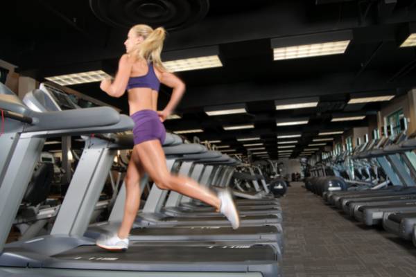 Perbedaan treadmill manual dan elektrik berdasarkan visualisasi alat (canva.com)