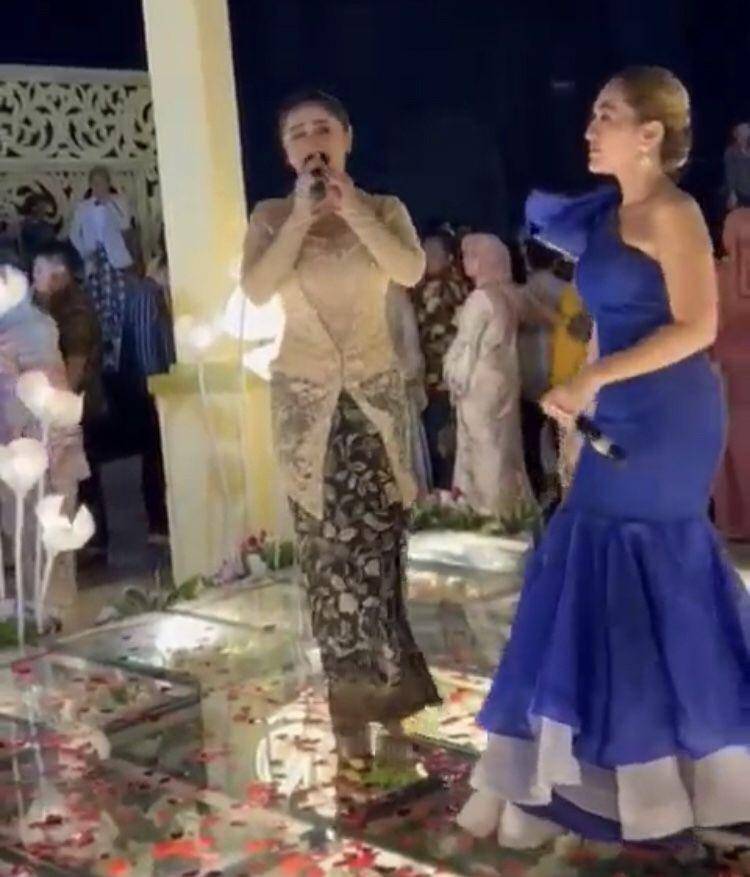 Dewi Perssik di pernikahan Lebby (instagram.com/dewiperssik9)