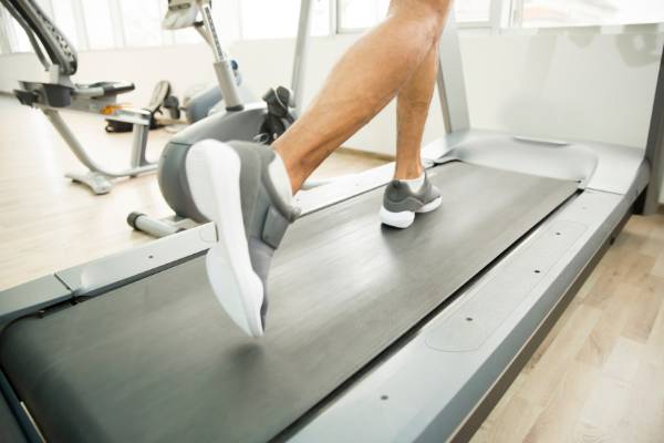 Perbedaan treadmill manual dan elektrik berdasarkan mekanisme gerak (canva.com)
