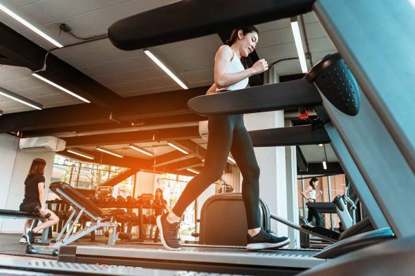 Perbedaan treadmill manual dan elektrik berdasarkan kepraktisan (canva.com)