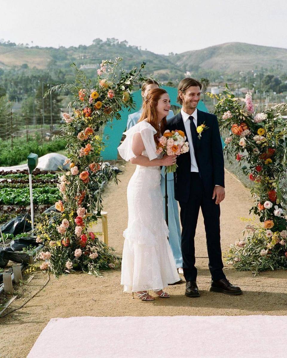 Bonnie Wright dan Andrew Lacoco (instagram.com/thisisbwright)