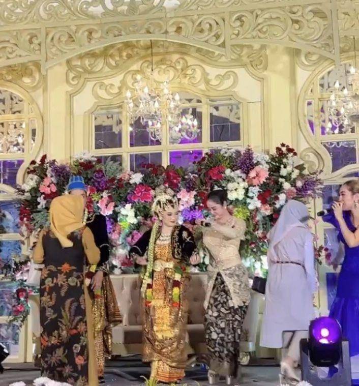 Dewi Perssik di pernikahan Lebby (instagram.com/dewiperssik9)