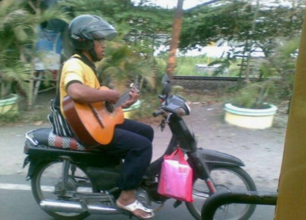 potret orang multitasking (twitter.com/nocontextid)