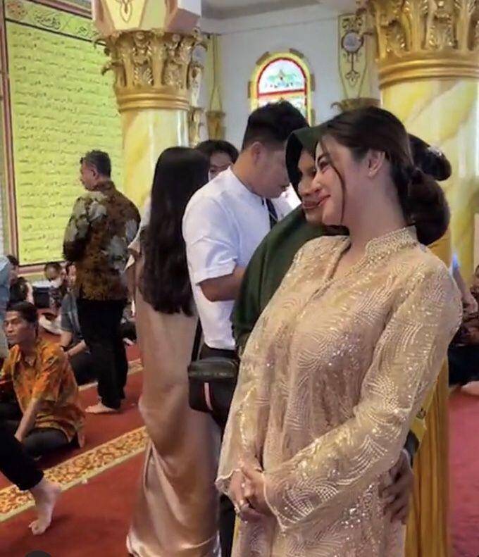 Dewi Perssik di pernikahan Lebby (instagram.com/dewiperssik9)