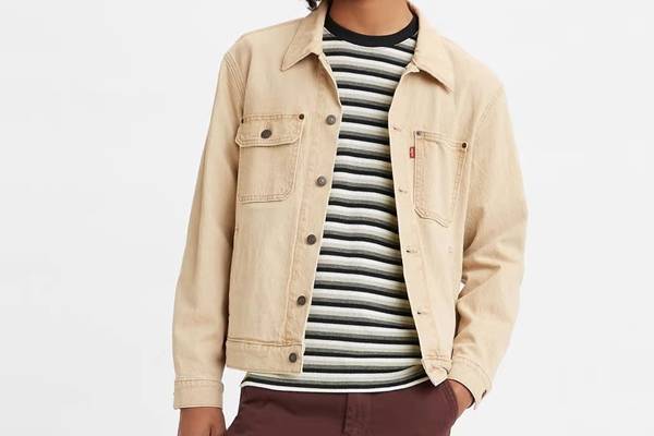 Cara membedakan jaket Levi’s asli dan palsu dengan merasakan material yang digunakan (levi.co.id)