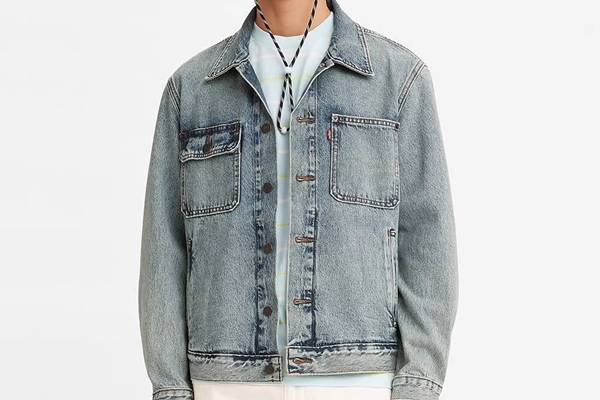 Cara membedakan jaket Levi’s asli dan palsu dengan meneliti kualitas jahitan (levi.co.id)