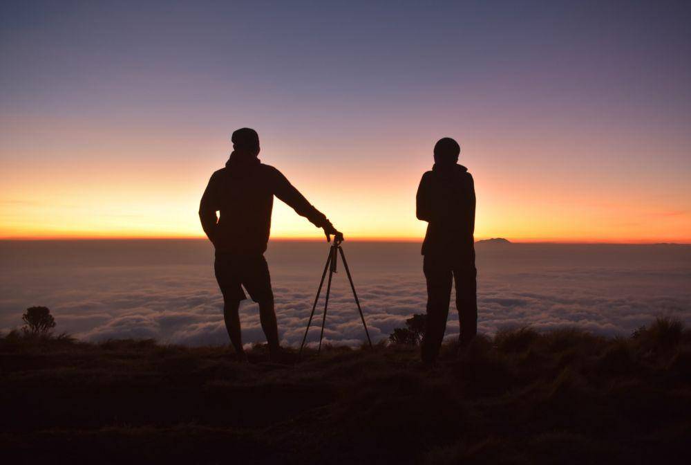 lautan awan Gunung Merbabu (unsplash.com/Aliko Sunawang)