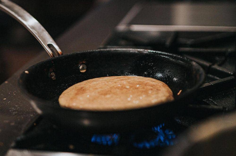 ilustrasi adonan mochi di atas teflon (unsplash.com/Andrew Valdivia)