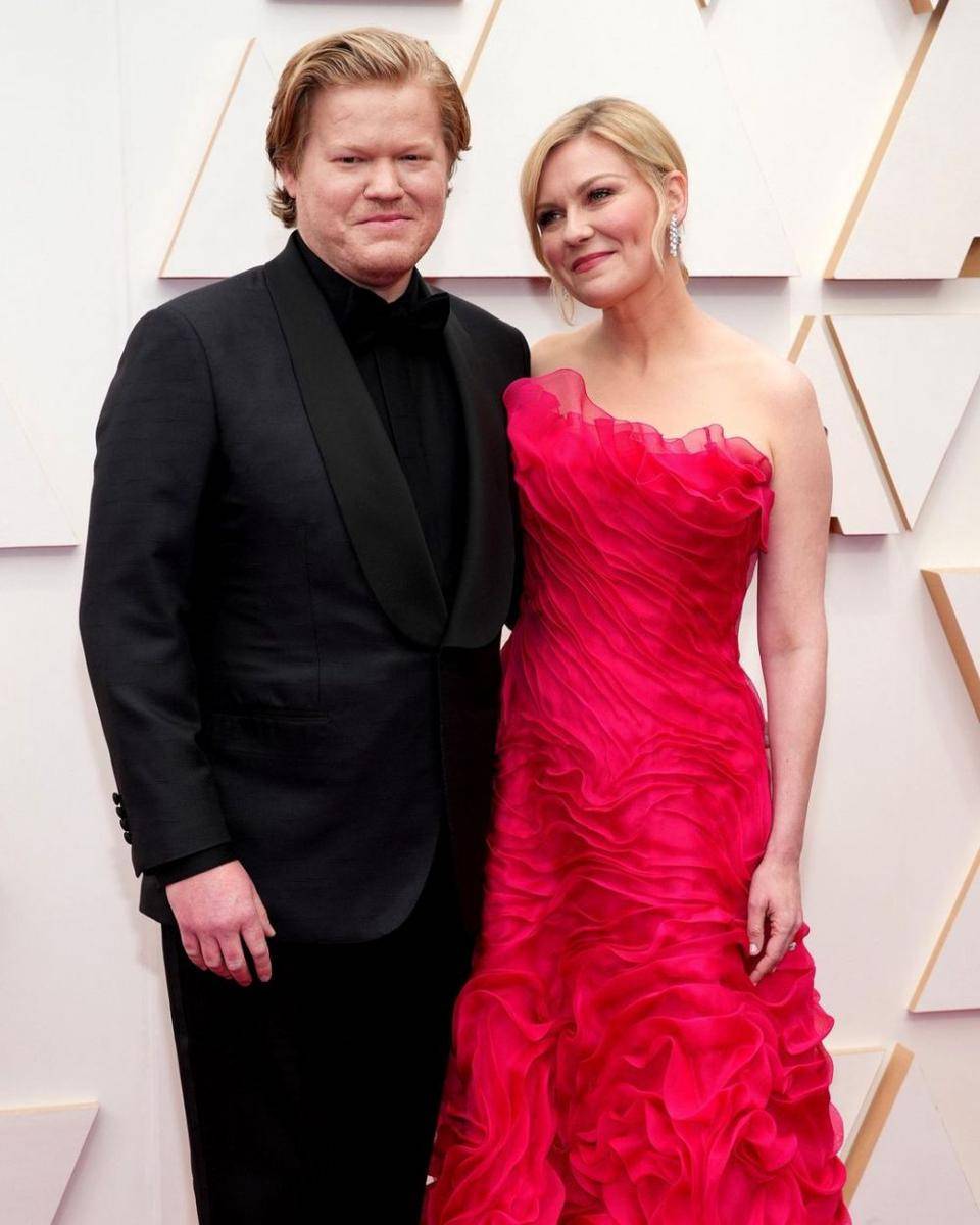 Jesse Plemons dan Kristen Dunst (instagram.com/enews)