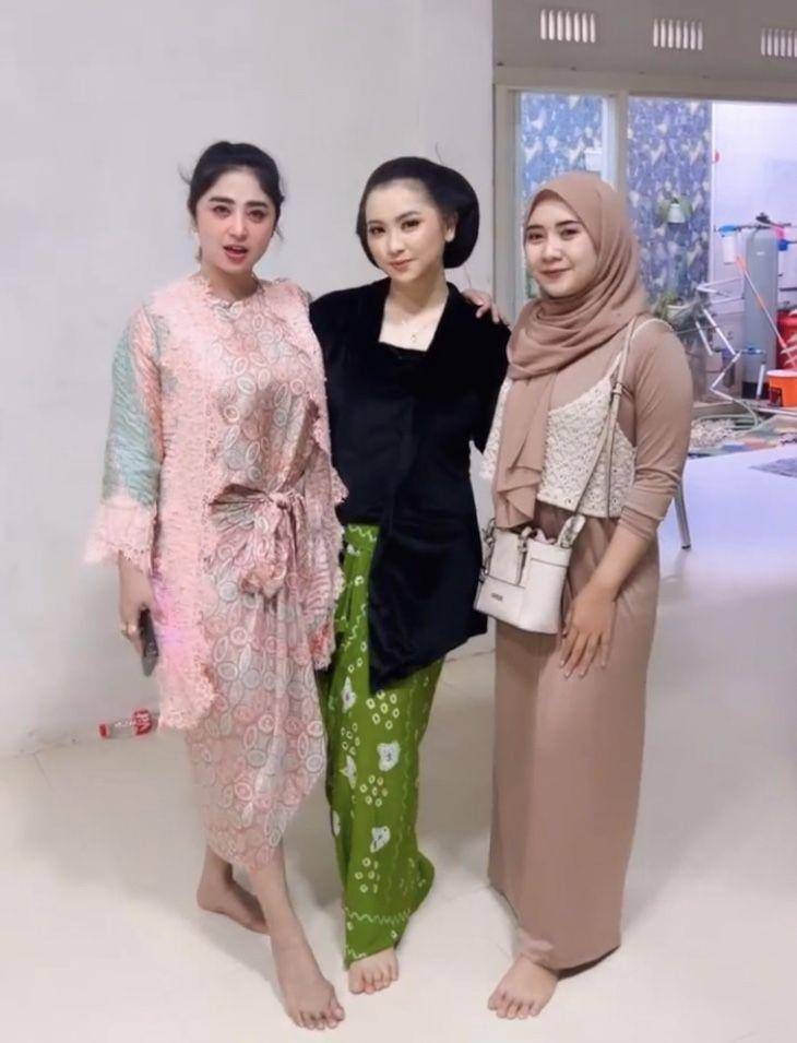 Dewi Perssik di pernikahan Lebby (instagram.com/dewiperssik9)