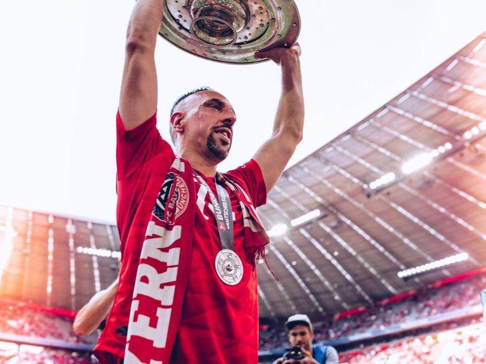 Franck Ribery mengangkat trofi Bundesliga (instagram.com/franckribery7)