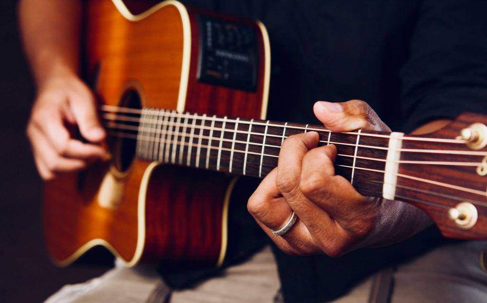 ilustrasi gitar kayu (pexels.com/Brenti Keane)