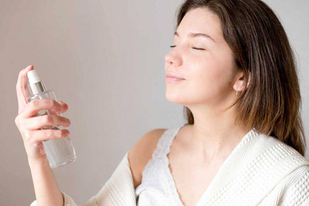 ilustrasi penggunaan setting spray (freepik.com/freepik)