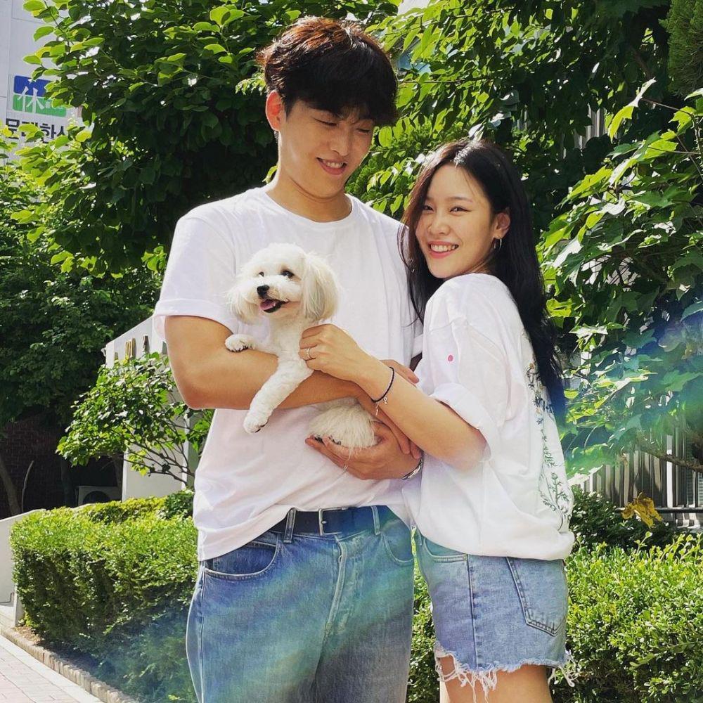 Jo Jung Sik bersama anjing peliharaannya, Abong, dan sang istri (instagram.com/ayoabong)