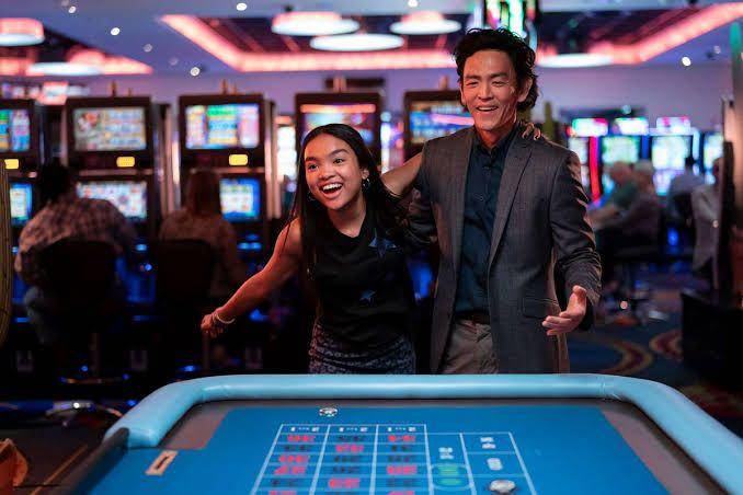 Mia Isaac dan John Cho dalam film Don't Make Me Go (dok. Amazon Studios/Don't Make Me Go)