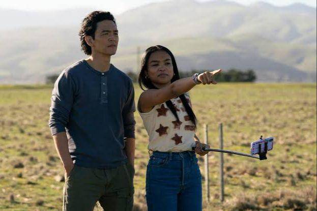 John Cho dan Mia Isaac dalam film Don't Make Me Go (dok. Amazon Studios/Don't Make Me Go)