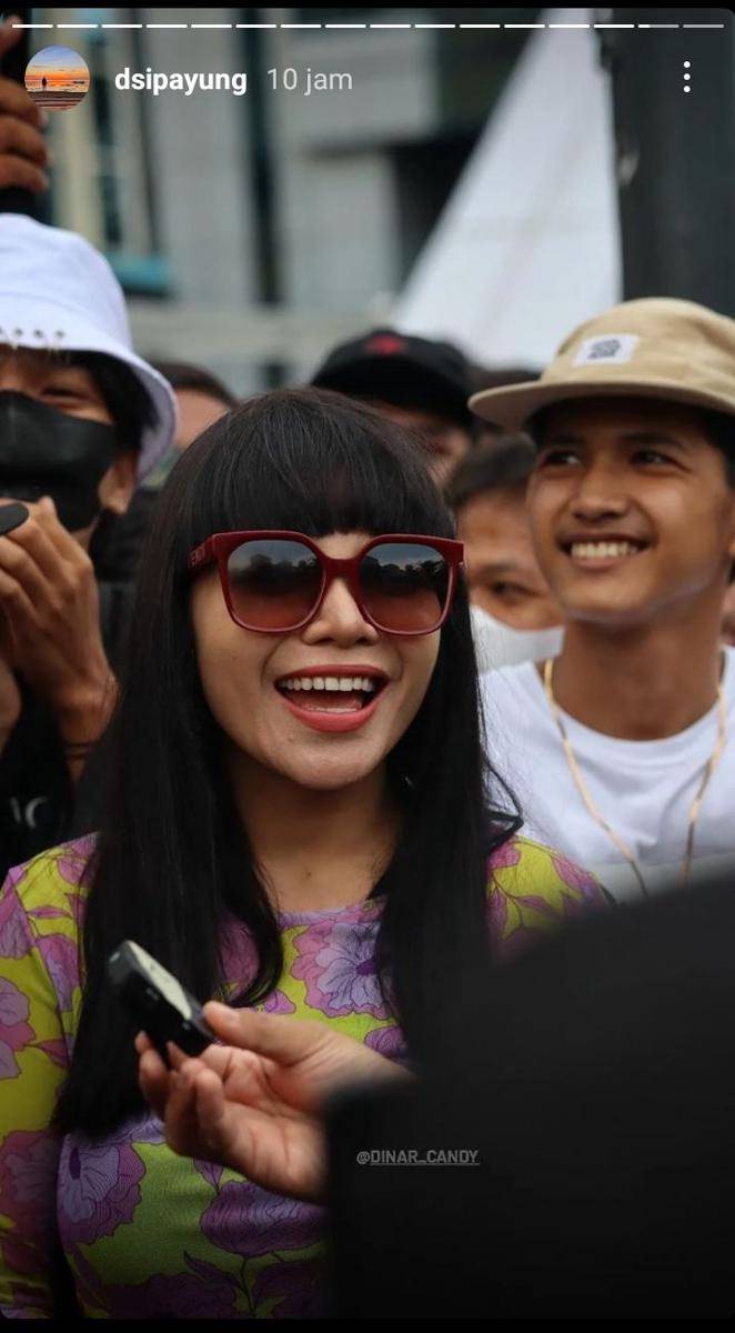potret Dinar Candy menyaksikan Valerie dan Veronika Twins di Citayam Fashion Week (instagram.com/dsipayung)