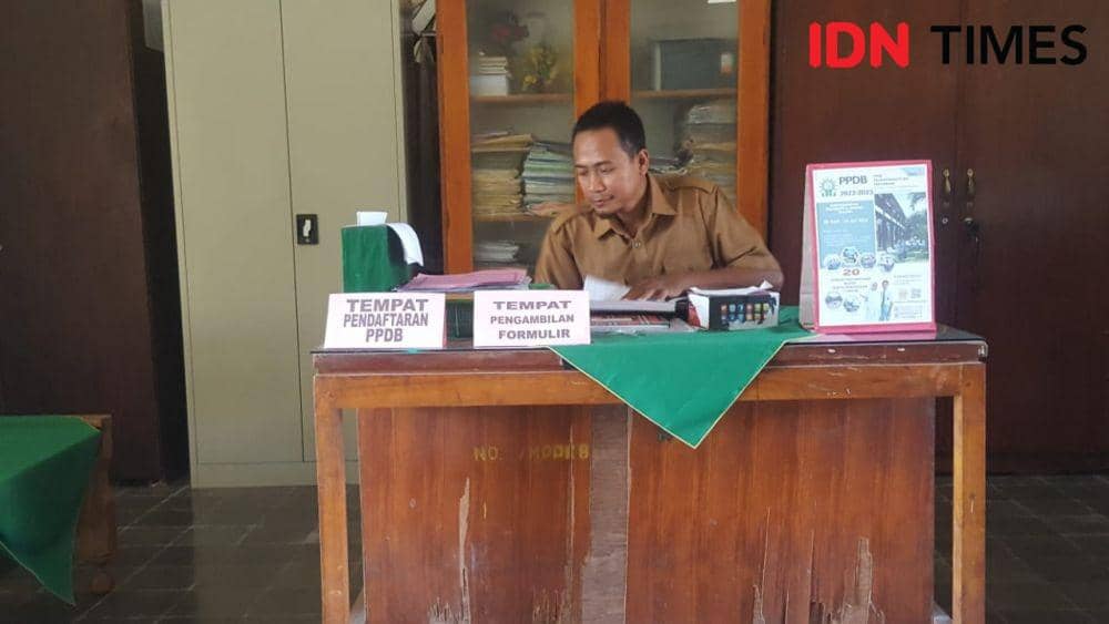 Petugas menunggu siswa baru yang mendaftar di SMA Muhammadiyah Mataram. (IDN Times/Muhammad Nasir)