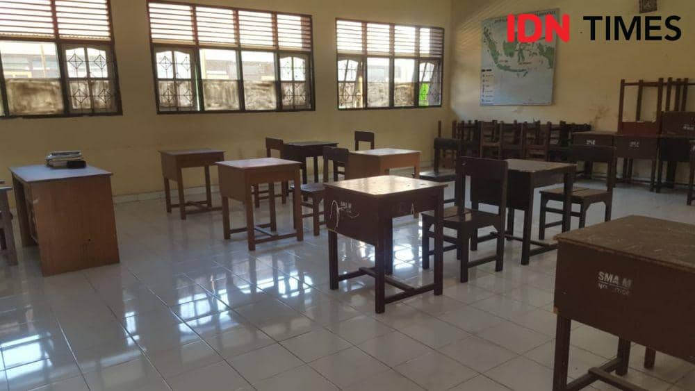 Ruang kelas yang kosong akibat kekurangan siswa. (IDN Times/Muhammad Nasir)