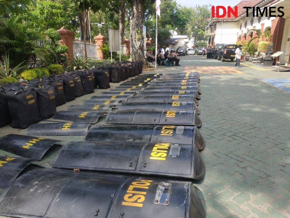 Sejumlah tameng telah disiapkan di depan PN Surabaya, Senin (18/7/2022). (IDN Times/Khusnul Hasana).