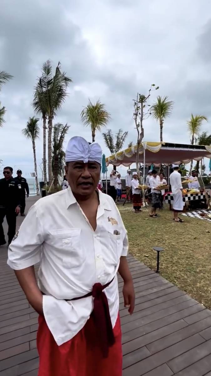 potret Hotman Paris di pembukaan beach club terbarunya di Bali (instagram.com/hotmanparisofficial)