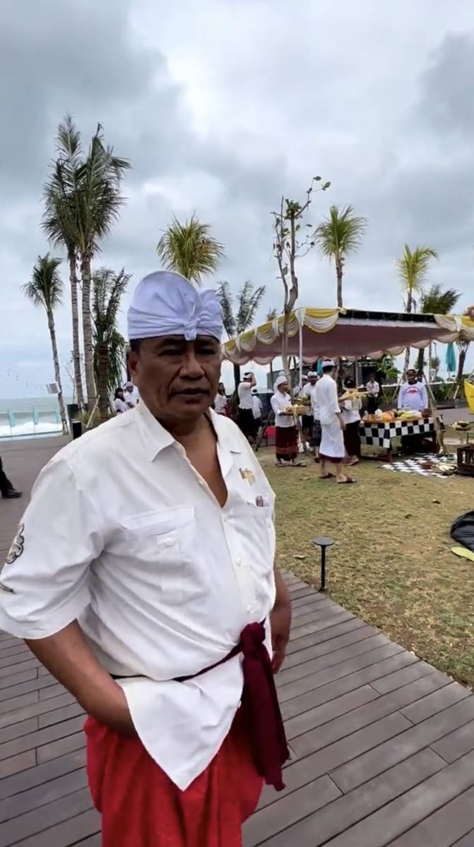 potret Hotman Paris di pembukaan beach club terbarunya di Bali (instagram.com/hotmanparisofficial)