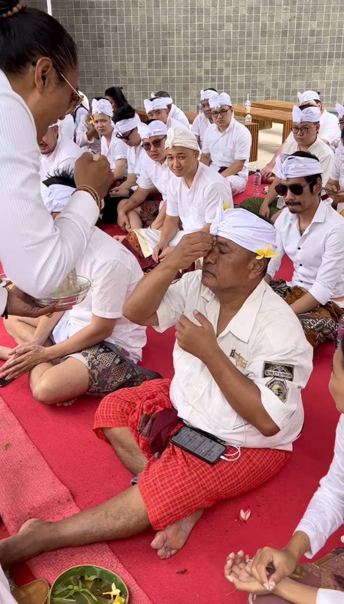 potret Hotman Paris di pembukaan beach club terbarunya di Bali (instagram.com/hotmanparisofficial)