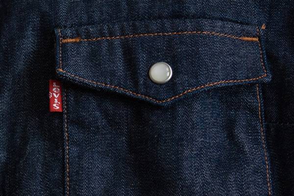 Cara membedakan jaket Levi’s asli dan palsu dengan mencari tag Levi's (unsplash.com/k8_iv)