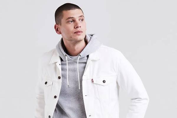 Cara membedakan jaket Levi’s asli dan palsu dengan memperhatikan desain kancing (levi.co.id)