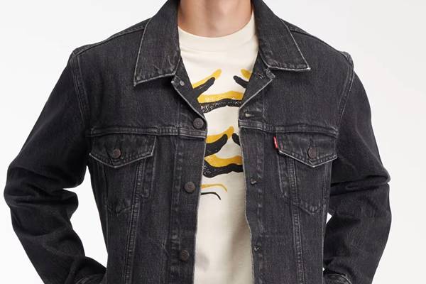 Cara membedakan jaket Levi’s asli dan palsu dengan memeriksa label (levi.co.id)