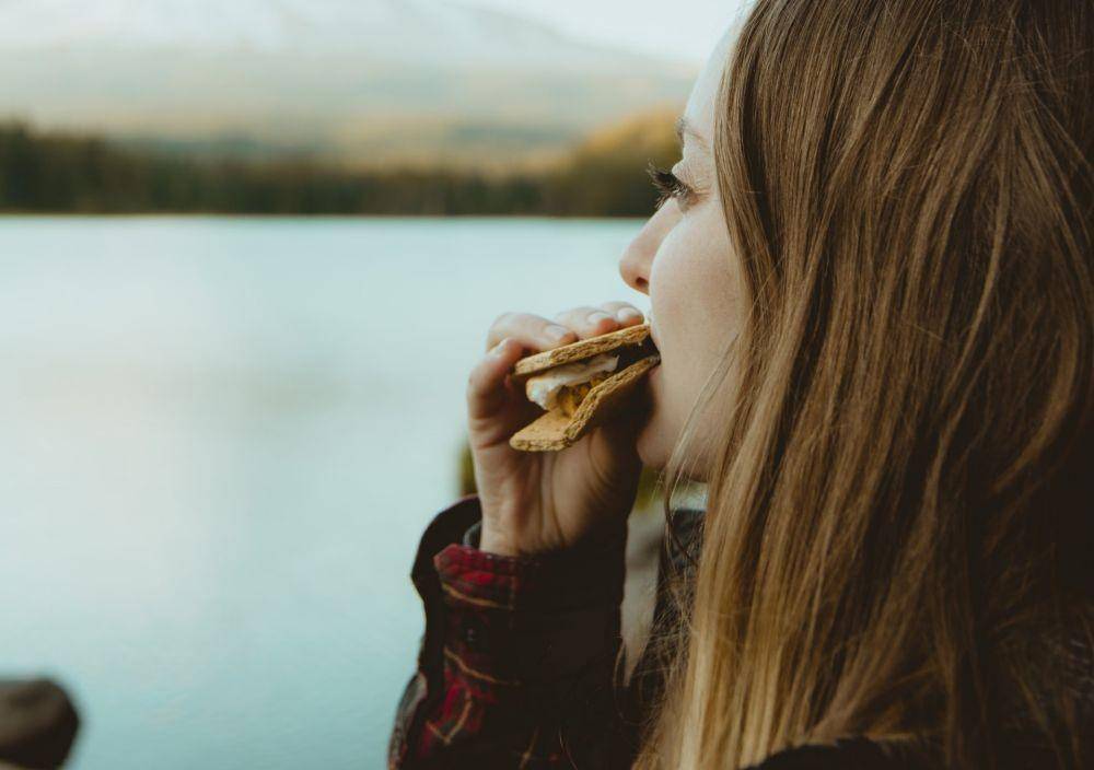 ilustrasi makan makanan olahan jangkrik (unsplash.com/Perfect Snacks)