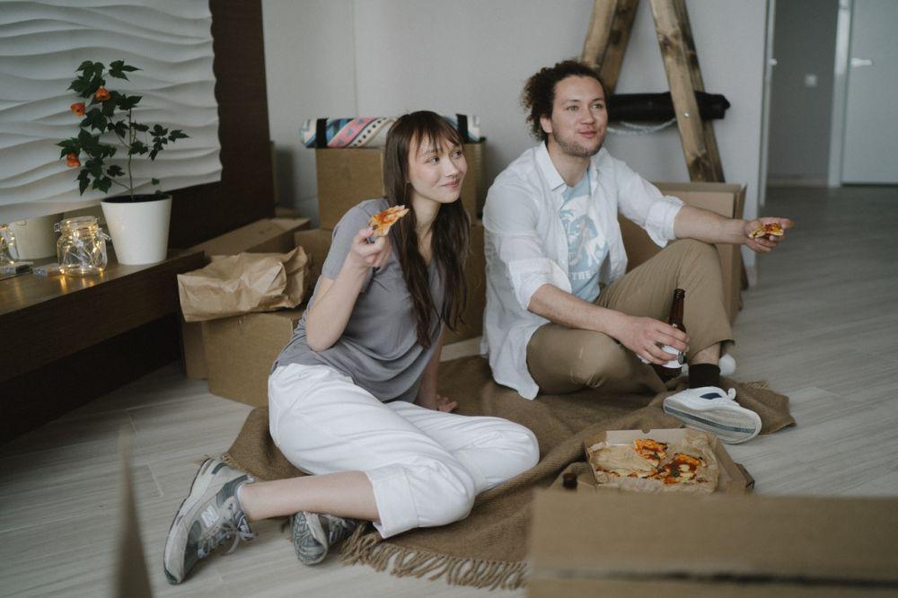 ilustrasi cewek dan cowok makan bersama (pexels.com/Anastasia Shuraeva)