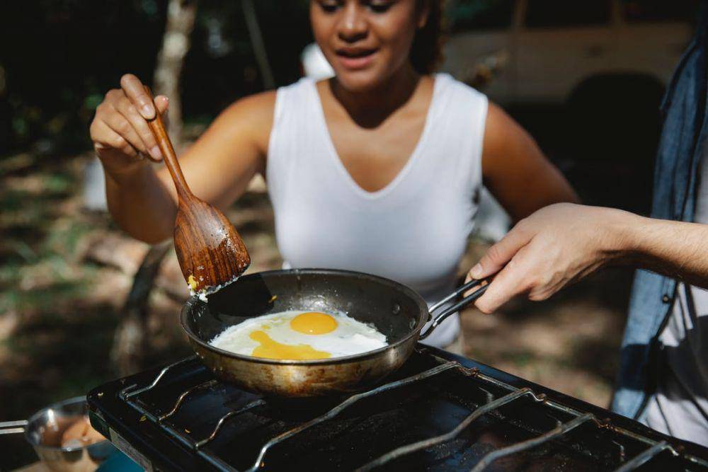 ilustrasi menggoreng telur (pexels.com/Uriel Mont)