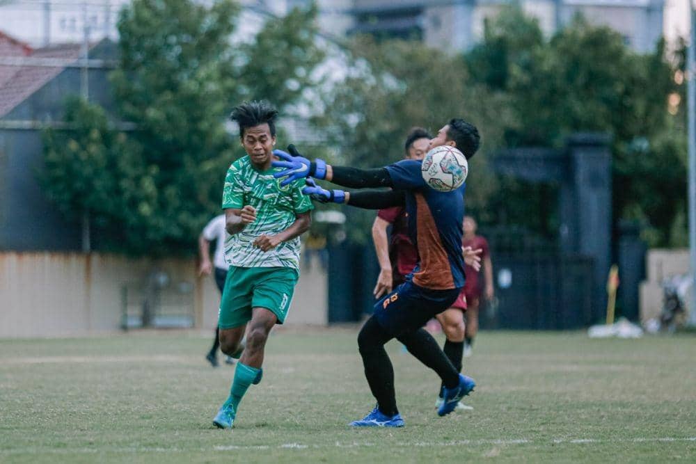 Aksi Supriadi harus dihentikan oleh penjaga gawang Persela. (Persebaya)