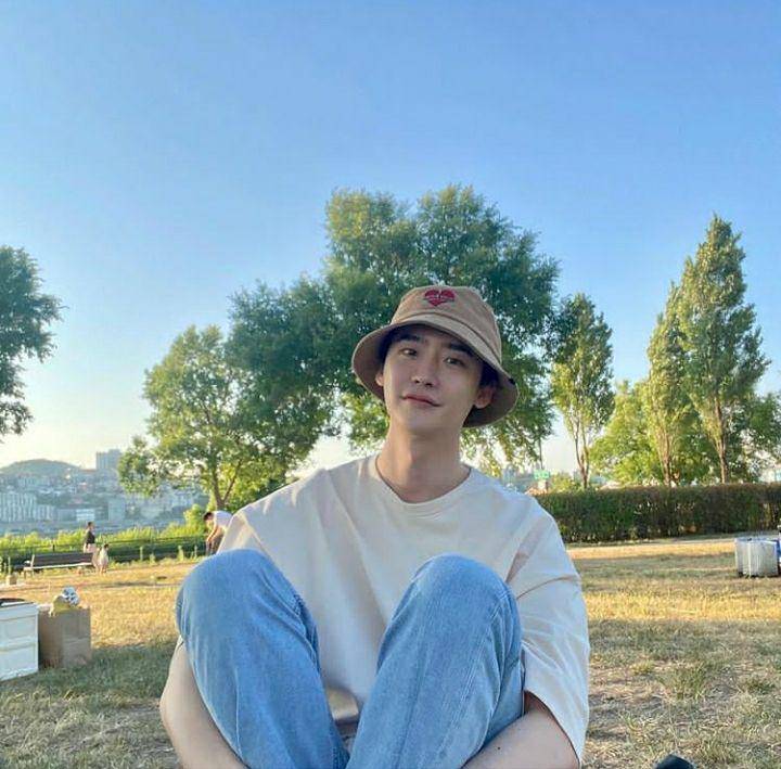 ootd Lee Jong Suk (instagram.com/jongsuk0206)