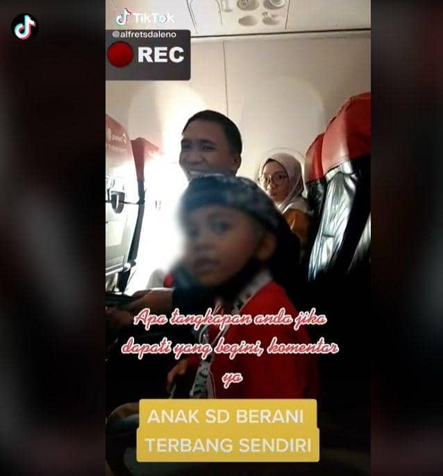 Tangkapan layar unggahan video kisah anak SD bepergian sendiri dengan pesawat terbang. (TikTok/@alfretsdaleno)