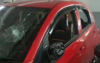 Mobil milik seorang ASN asal Bulukumba dirusaki di parkiran Apartemen Vidaview Makassar. (Istimewa)