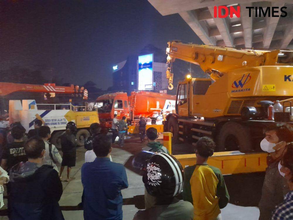 Petugas gabungan berhasil mengevakuasi truk tanki Pertamina yang terlibat kecelakaan di Jalan Alternatif Cibubur-Cilengsi, Kota Bekasi, Senin (18/7/2022). (IDN Times/Imam Faishal)
