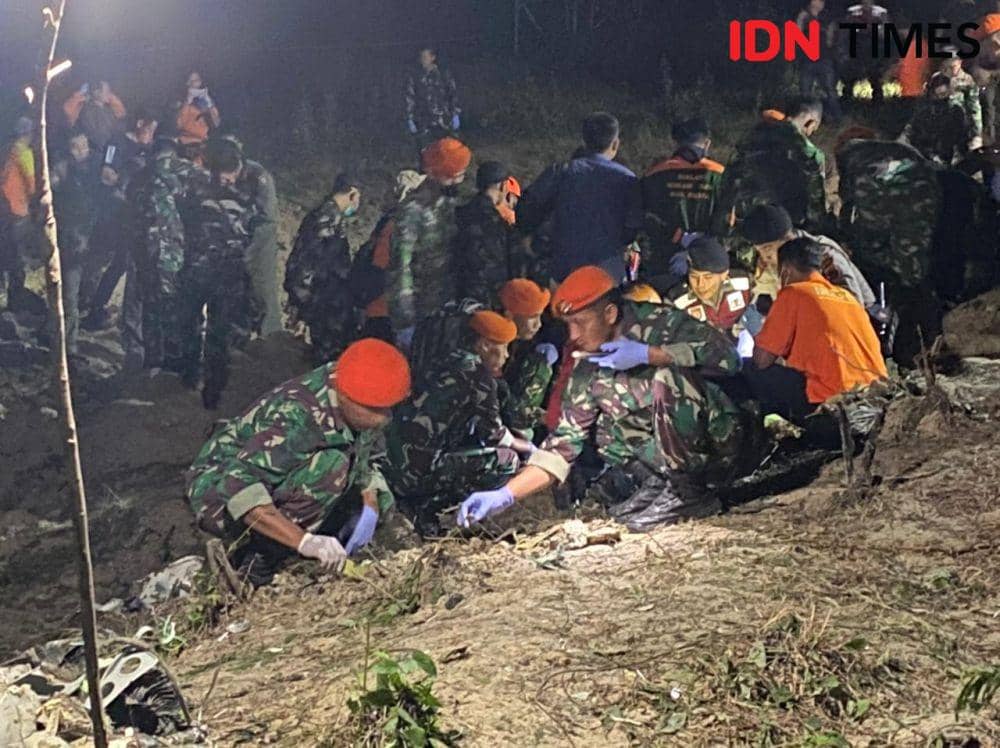 Petugas gabungan dari unsur TNI AU, TNI AD, Basarnas dan BPBD mengamankan dan menyisir lokasi jatuhnya pesawat T-50i di Dea Nginggil, Blora, Selasa (19/7/2022) dini hari. IDN Times/Febrian Chandra