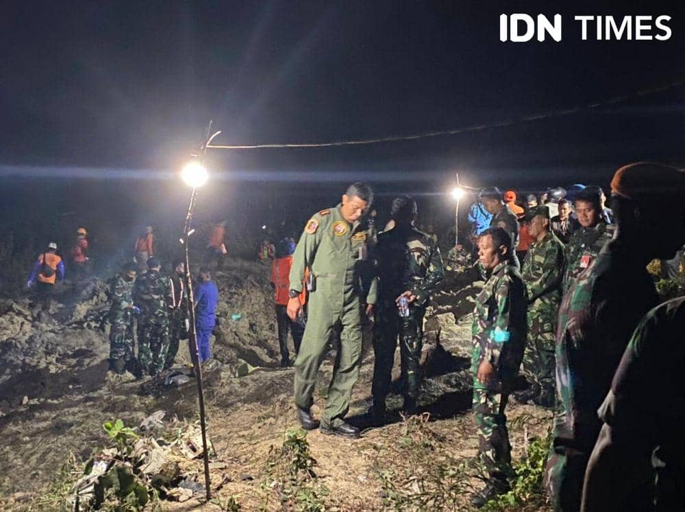 Petugas gabungan berada di lokasi jatuhnya pesawat T-50i Golden Eagle di Desa Nginggil, Kecamatan Kradenan, Blora, Selasa (19/7/2022). IDN Times/Febrian Chandra