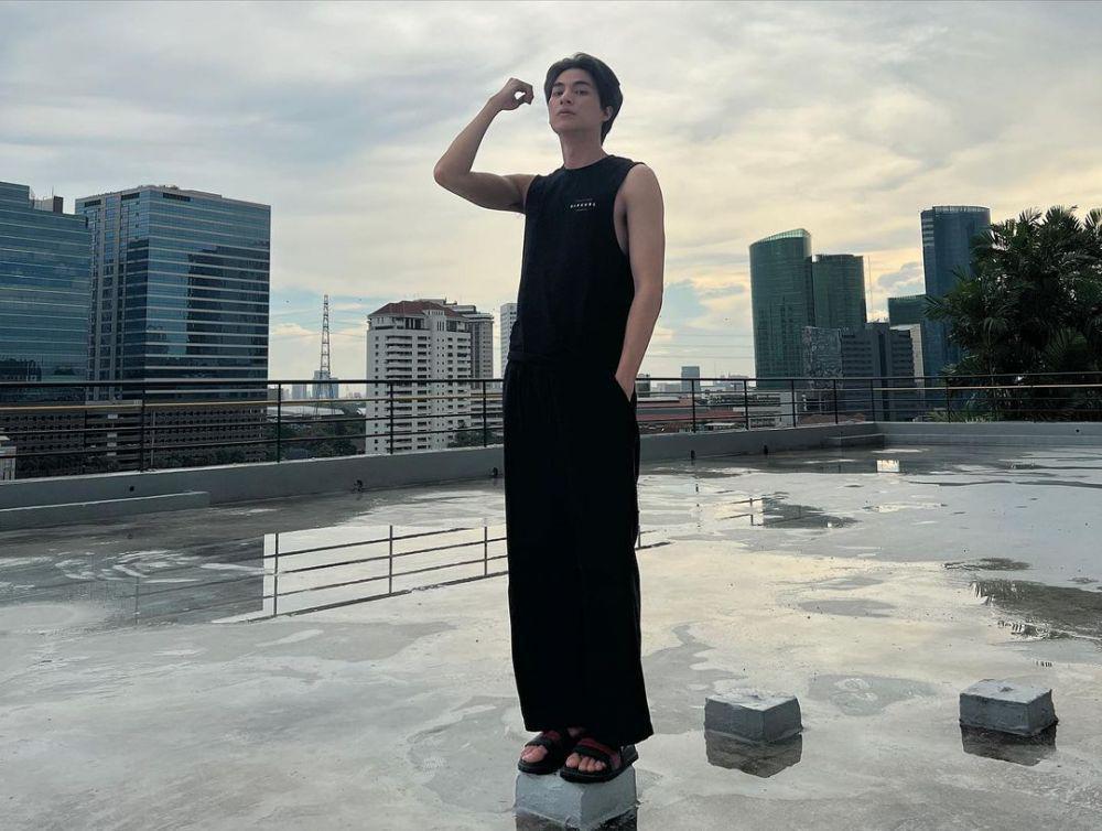 inspirasi outfit cowok mamba ala Gulf Kanawut (instagram.com/gulfkanawut)